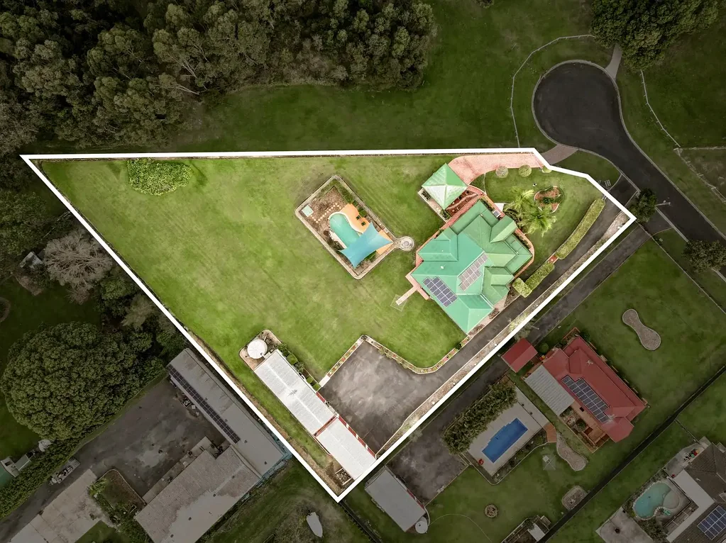 Burpengary East 4कमरा Elegant Queenslander Living on 4,979m² with Pool, Sheds & Dual Access