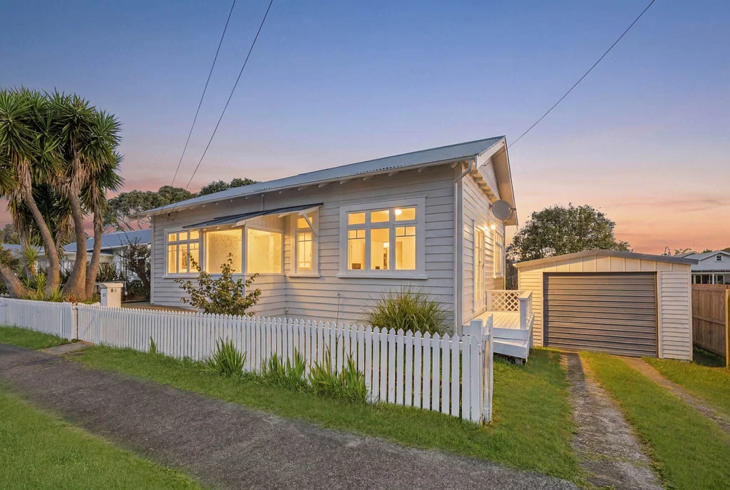 Three Kings 3chambre Character Bungalow With An Expansive Backyard