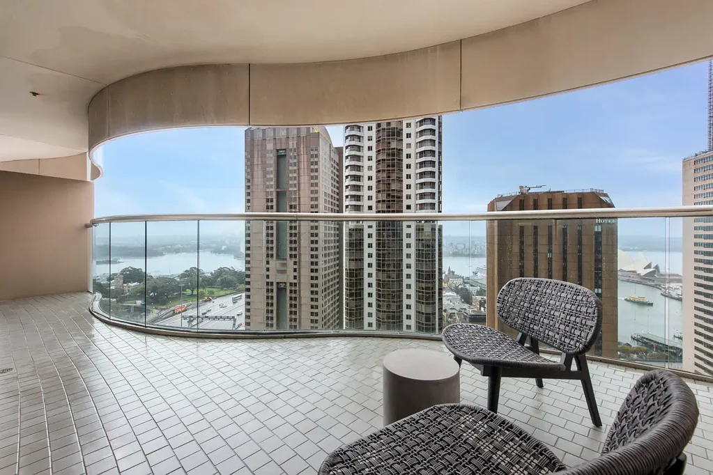 Sydney 2房 悉尼歌剧院景观 波浪阳台设计 设计师厨房 专属学习角 24小时礼宾服务 健身游泳池 储物空间充足 地段中心便捷 Cove Apartments | Sky-High Sophistication with Iconic Views