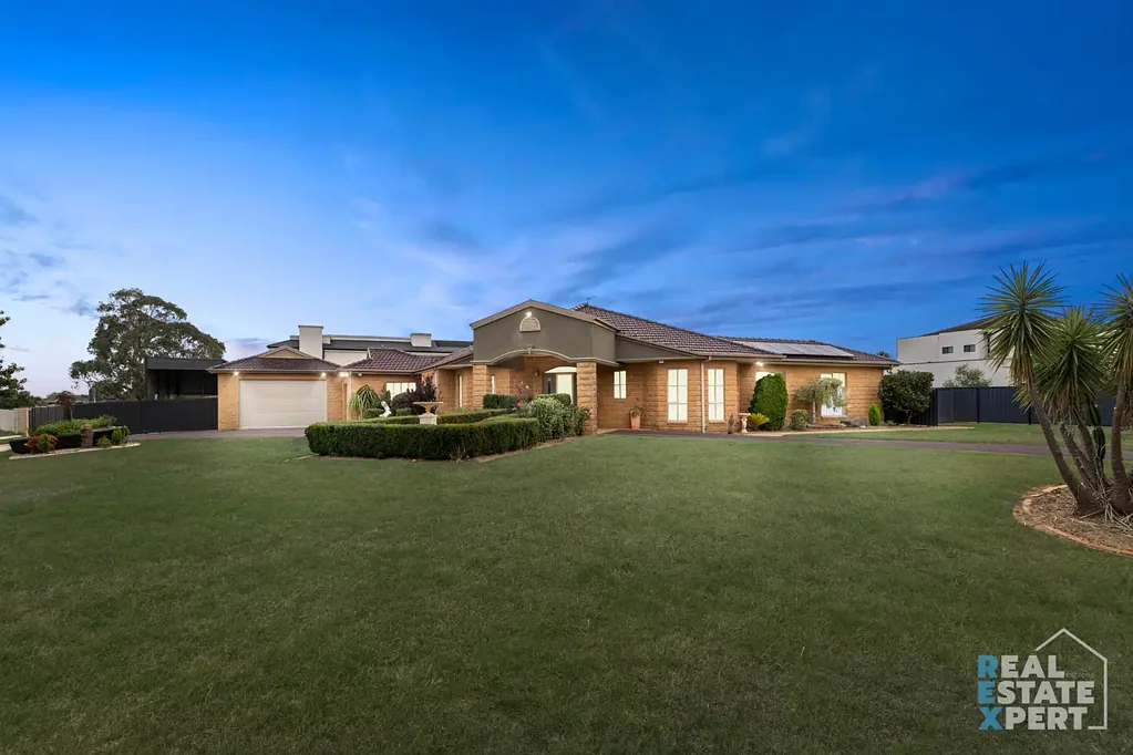 Narre Warren North 4 Bedroom Stunning Family Home on 2316m² Block!