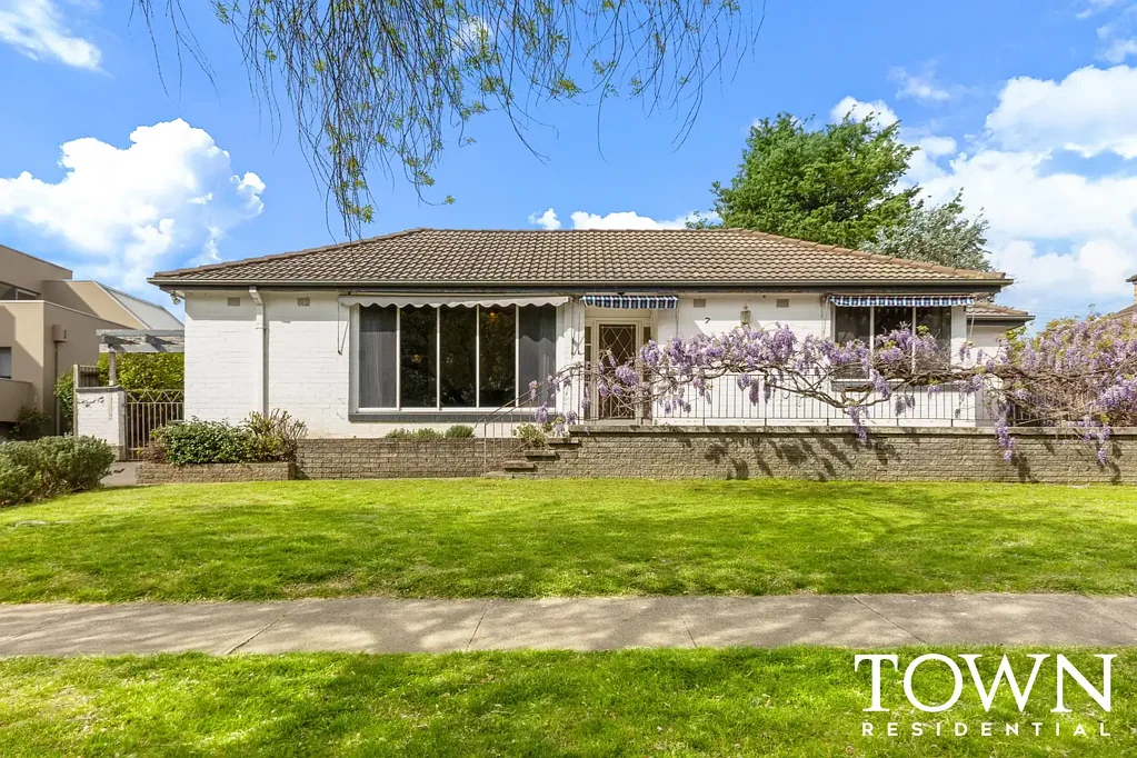 Old elegant Family  Residence in Blue-Chip Yarralumla Location