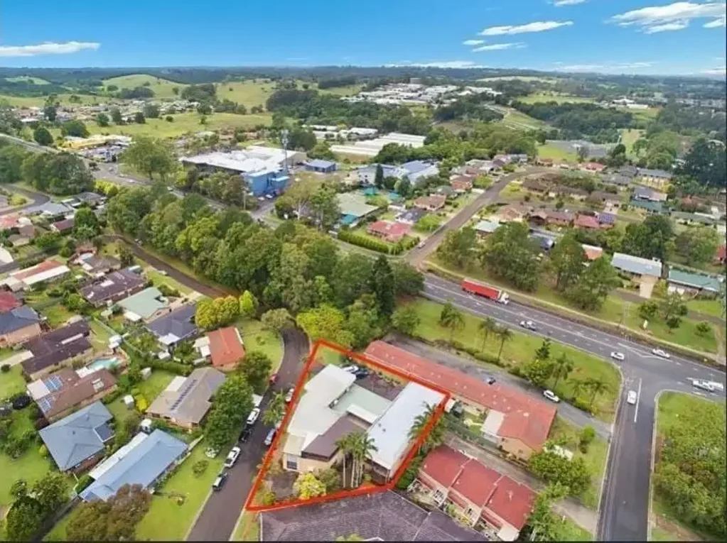 Goonellabah 4chambre Four bedroom apartment style residence with an income from attached Commercial tenants