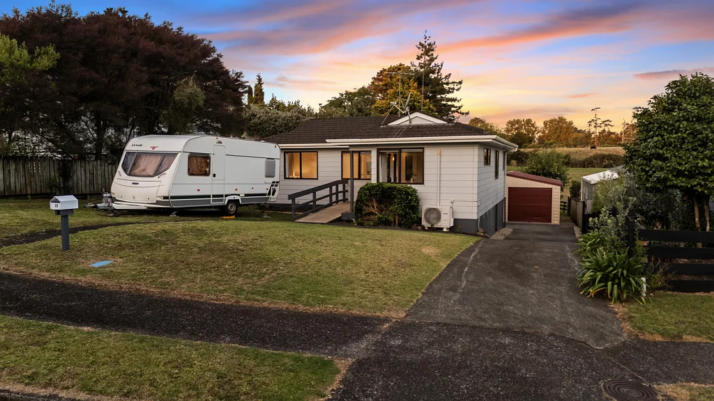 Tuakau 3房 宽敞空间×现代时尚×宁静环境！翻新住宅，813m²永久产权地块，拎包入住！ Space, Style and Peaceful Living