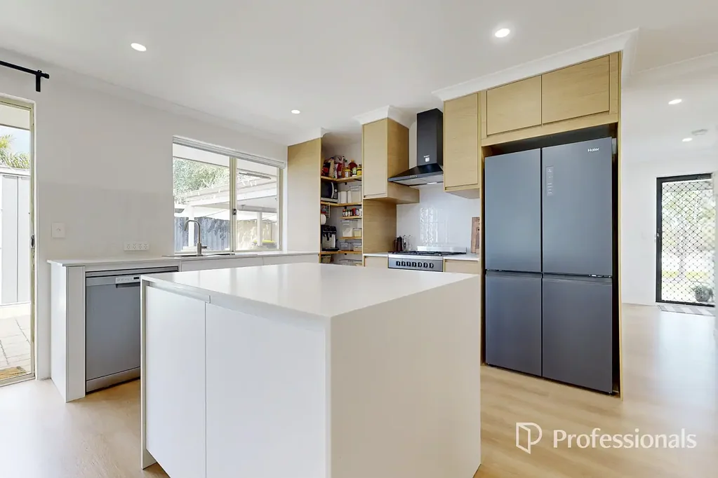 Marangaroo 4 Bedroom RENOVATED KITCHEN & HUGE PATIO