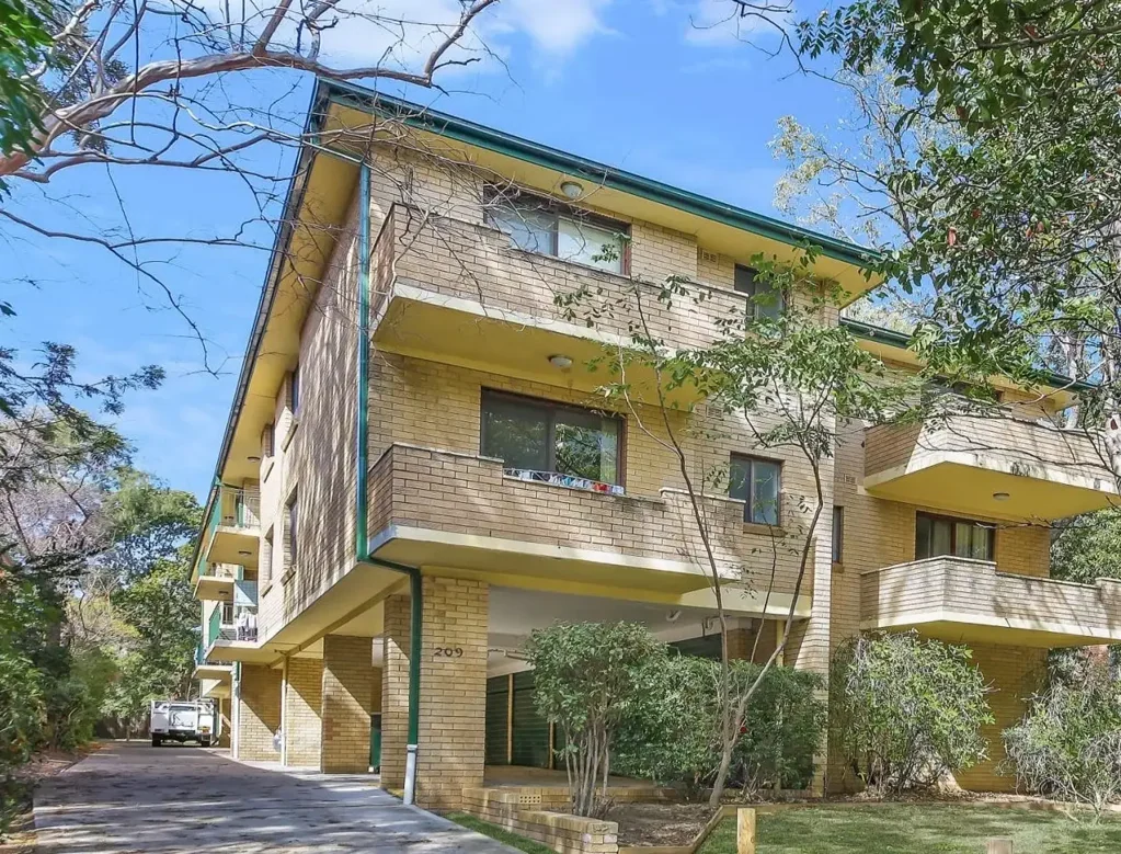 Top floor living with leafy and district outlook
