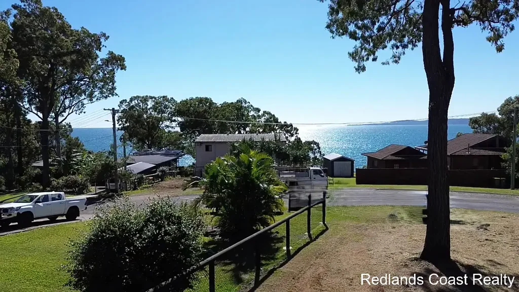 Macleay Island 几乎清理干净 地势平缓 围栏固定 宁静高坡 横跨海湾壮景 北斯特拉德布罗岛水景 874平米地块 Moreton Bay景色 珍贵朝北朝向 两分钟步行海滩 理想岛屿家园 Rare Opportunity – Prime North-Facing Block with Panoramic Moreton Bay Views