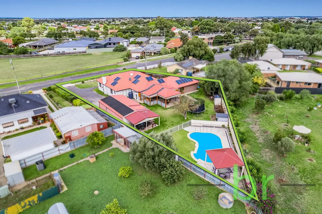 Lara 5chambre EXPANSIVE LIFESTYLE PROPERTY OR BUSINESS OPPORTUNITY IN THE HEART OF LARA - 1579m2