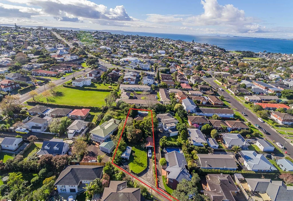 Forrest Hill 2chambre Rare 1,260m2 Milford Gem: Opportunity Knocks!