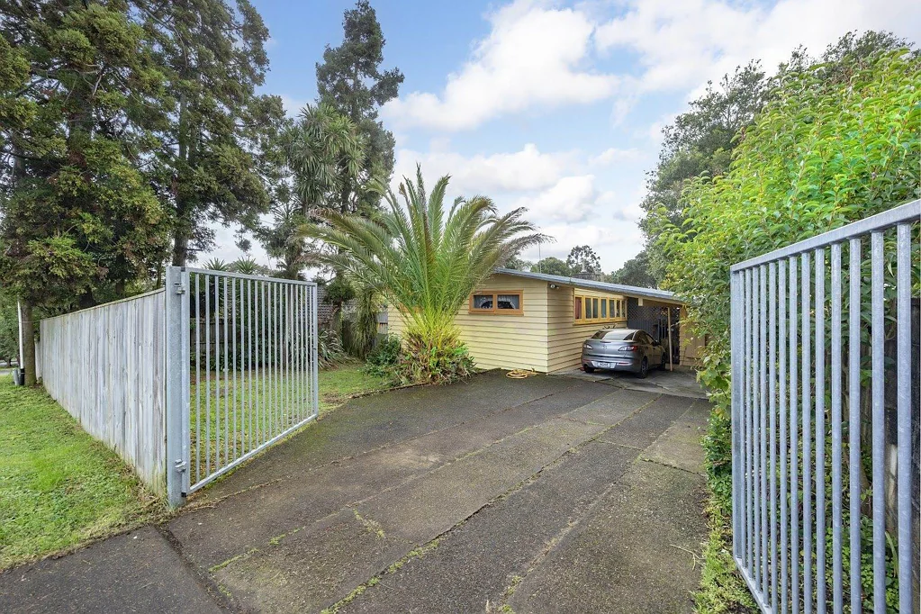 Te Atatu Peninsula 3غرفة نوم VENDOR SAYS ‘SELL’