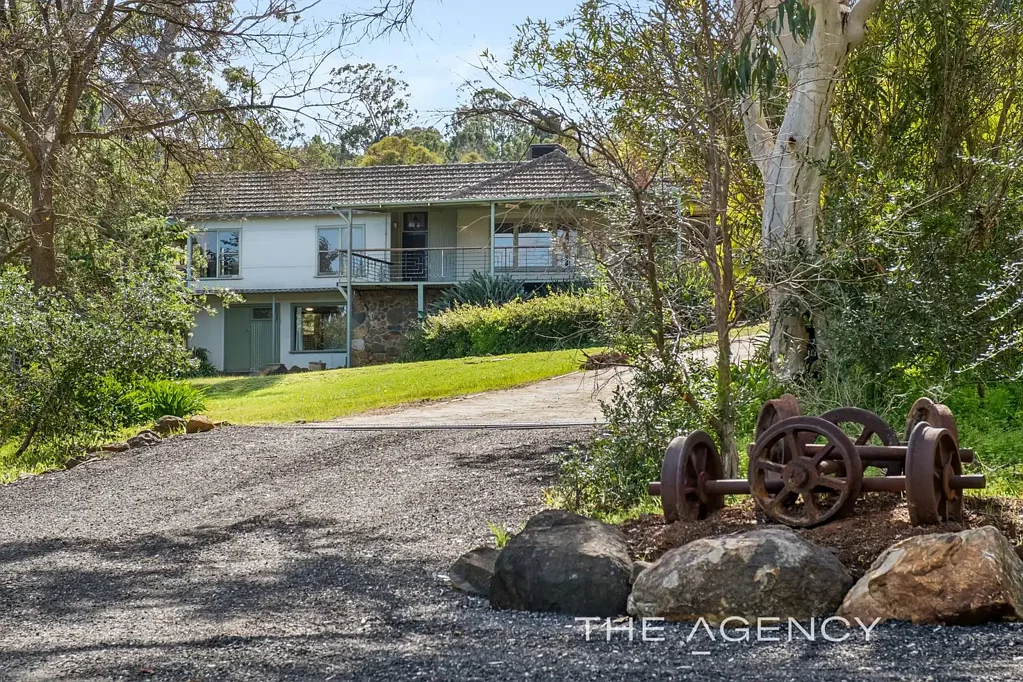 Boya 6房  "Greenglades"- Two Homes, Multiple Sheds on 7.5 Acres in Beautiful Boya