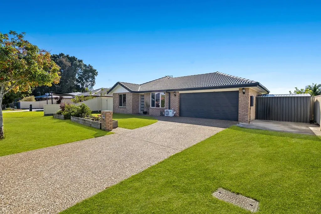 Oxenford 4 Bedroom Parkside Family Living with Pool & Plenty of Space