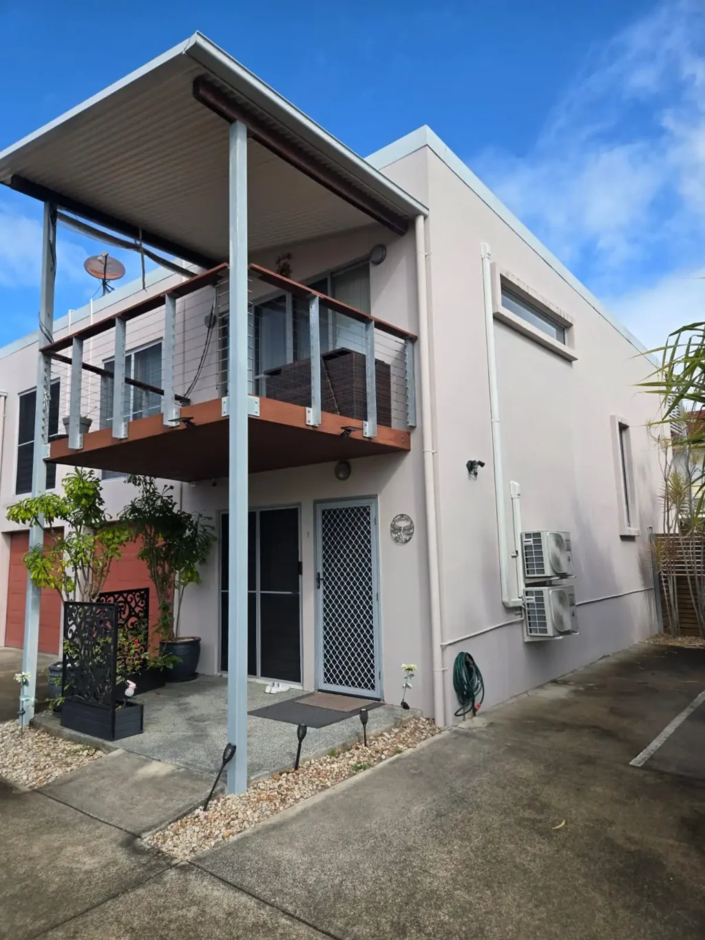 Spacious Townhouse Moments from the Waterfront