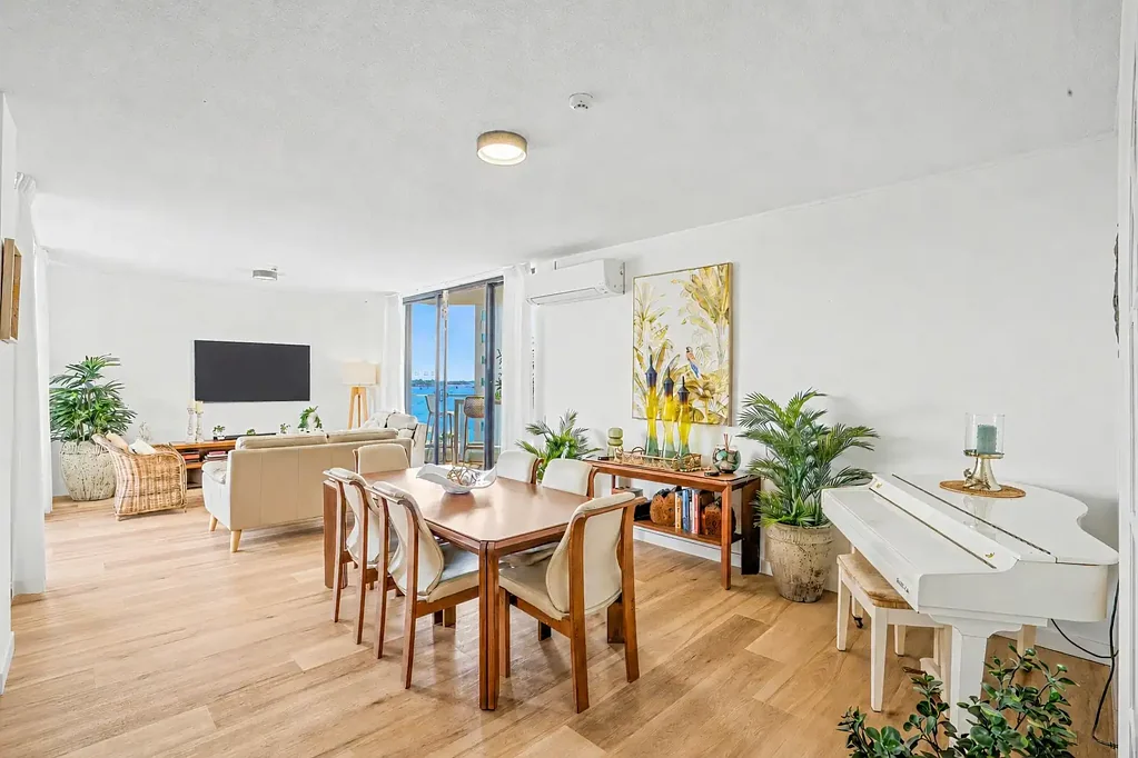Labrador 2房  STUNNING 2 BEDROOM APARTMENT WITH BROADWATER VIEWS