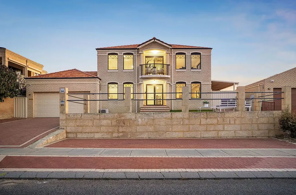 BIG COASTAL LIVING WITH OCEAN VIEWS