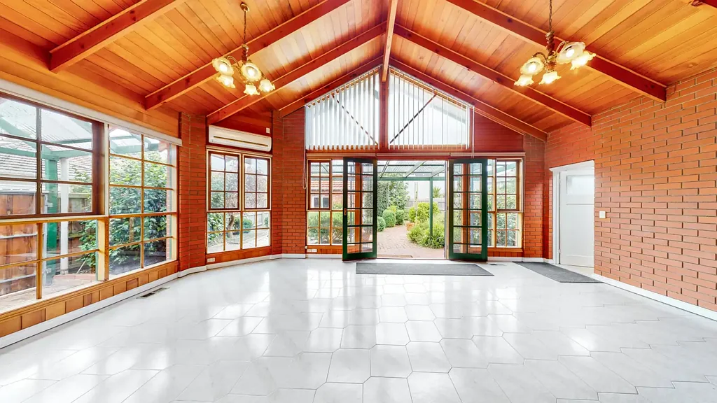 GRAND TWO STOREY EXECUTIVE HOME WITH CITY VIEWS