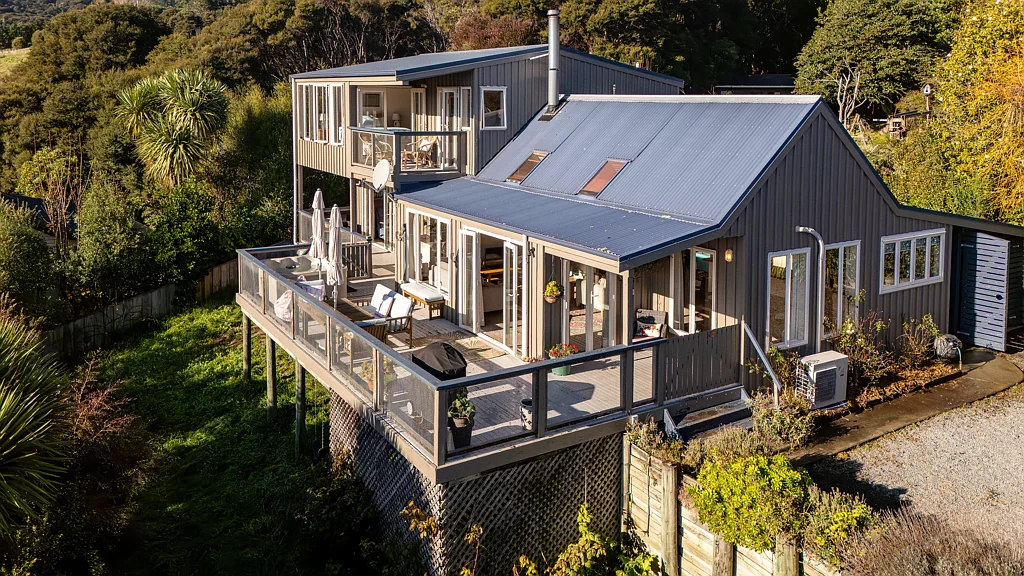 Akaroa 4 Bedroom Sundrenched Haven with Stunning Water Views
