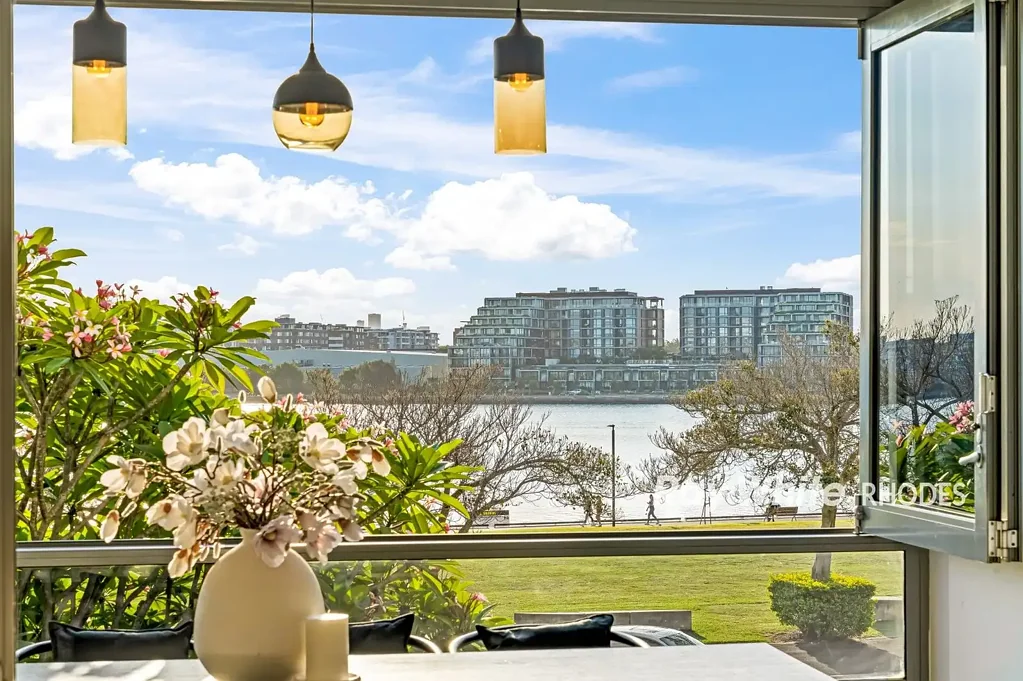 Rhodes 2chambre Rare Offering...Luxurious Waterfront Apartment with Courtyard Oasis