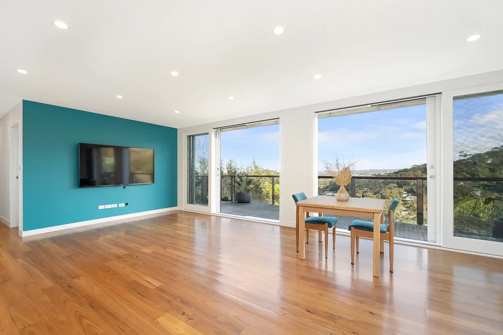 Lower duplex with ocean and district views - partly furnishe