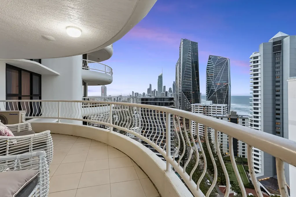 Surfers Paradise 2房  Coastal Elegance with Stunning Skyline & Ocean Outlooks!