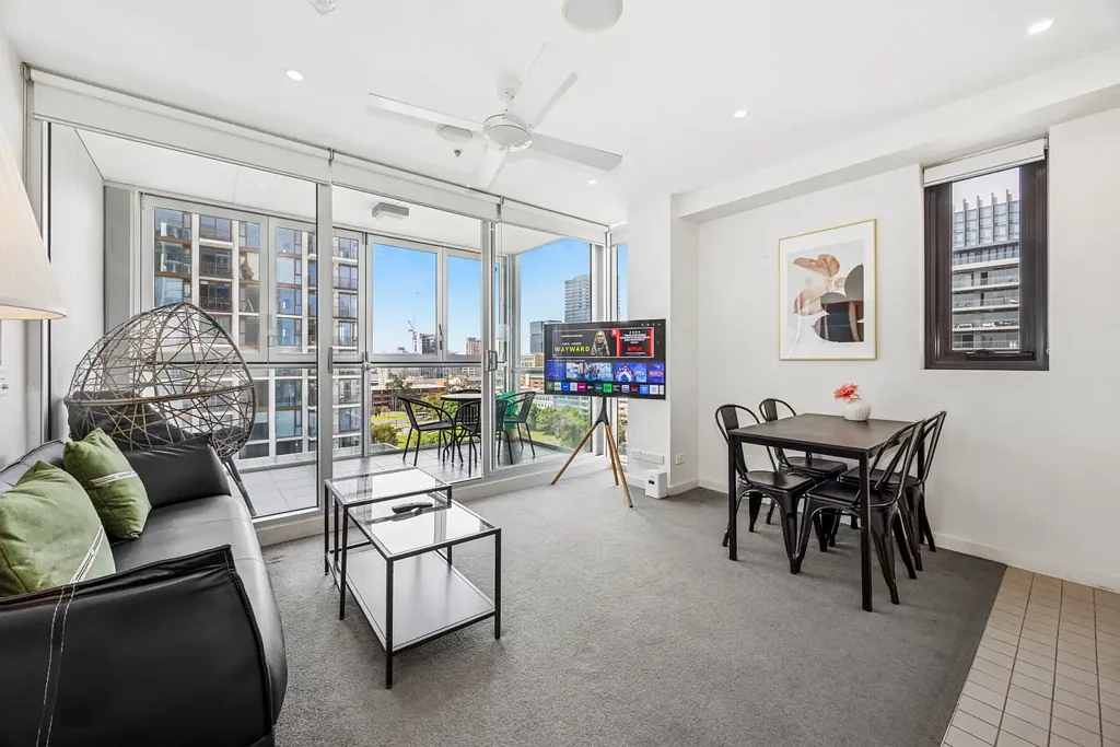 Adelaide 2房  Spacious Two-Bedroom City Apartment with Park Views