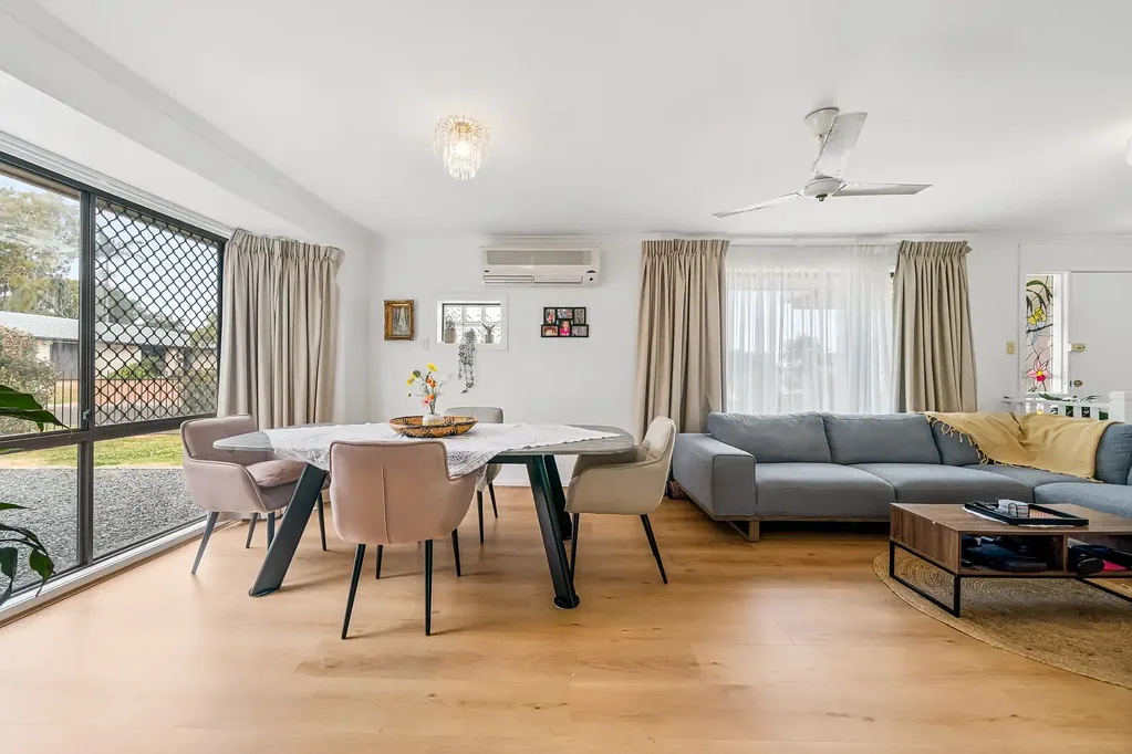 Runcorn 5 Slaapkamer Spacious Family Living on 713m2; - Five Bedrooms, Multiple Living Areas & Room for Everyone
