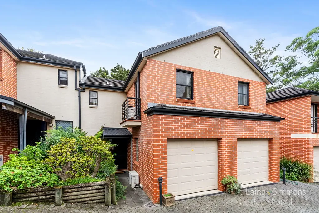 Hornsby 3Phòng ngủ Full Brick Townhouse with Northeast-Facing Courtyard! Walking Distance to Westfields and Hornsby Station