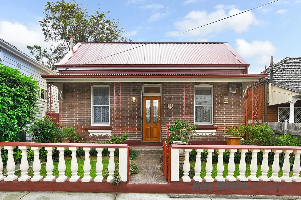 Spacious 3 Bedroom Freestanding Home with Prime Convenience