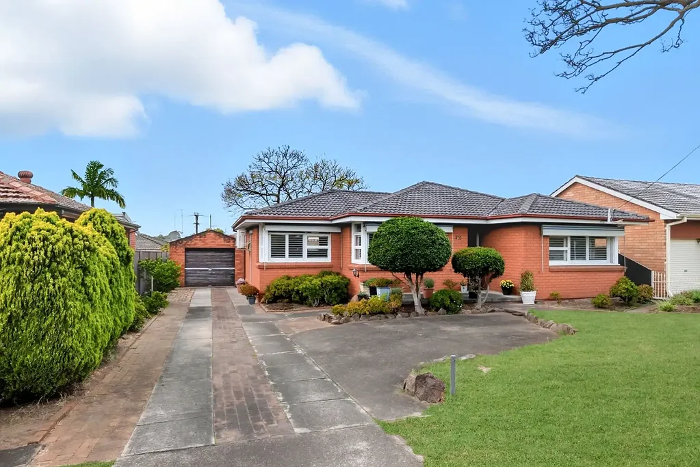 Macquarie Fields 3房 宽敞607m2地块 R3中密度区划 多功能空间潜力 便捷交通购物 学区环绕 低维护后院 车库带储物办公 Prime R3 Zoned Opportunity in a Prime Location!