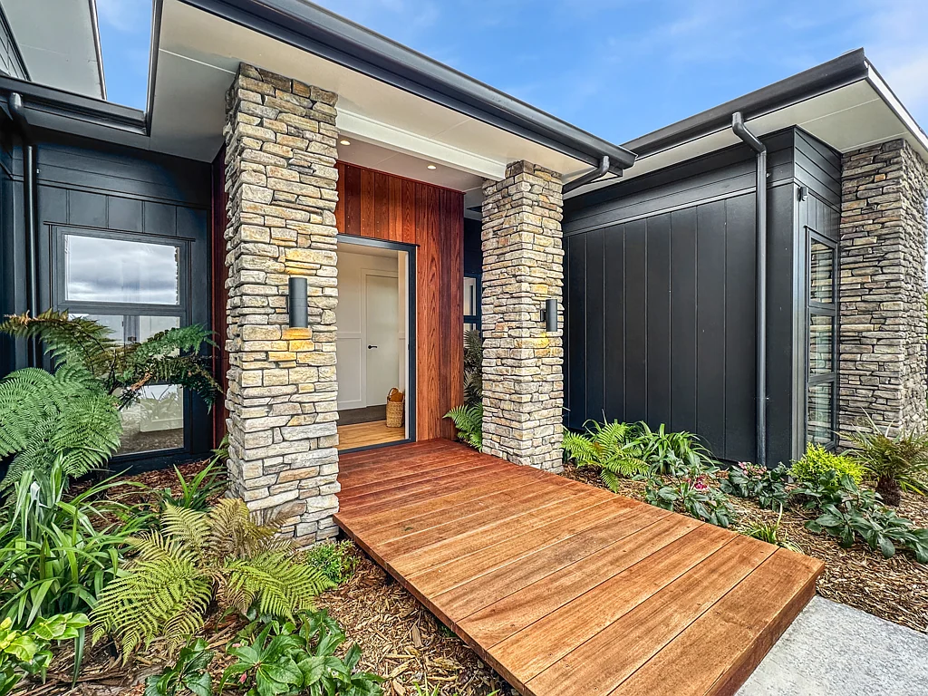 Kinloch 3房  Triple Garage and Solar Power System