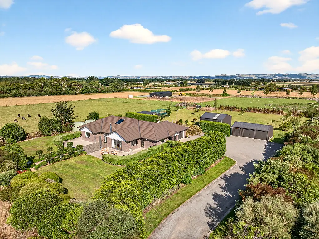 Upper Plain 4房  Views, Sheds, Space- This One Has It All