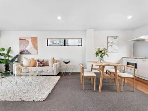 Spacious 3-Bedroom Townhouse with Double Balcony,  Prime​ Location!