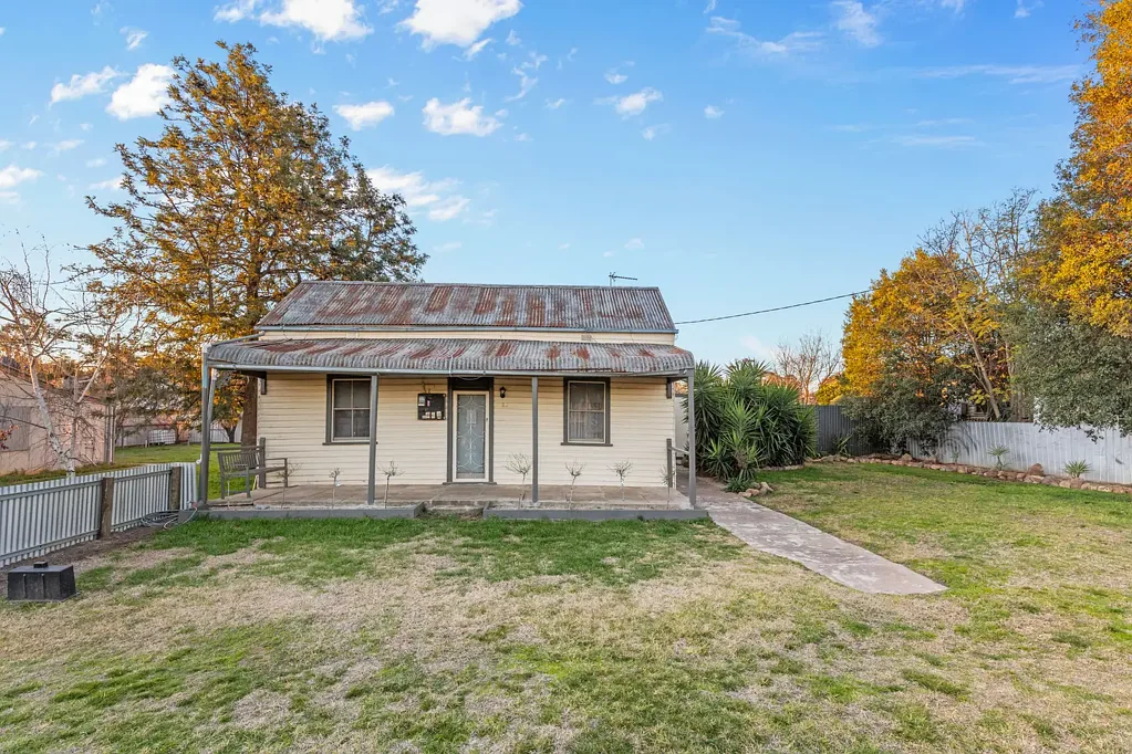 25 Regent Street, Junee, NSW 2663