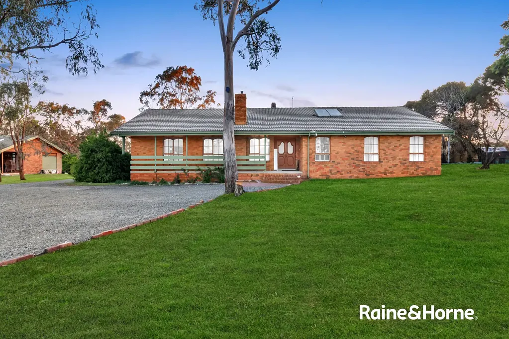 Devon Meadows 7房 5英亩宁静 woodland  retreat  豪华现代 amenities  豪华主卧步入式衣柜  宽敞娱乐室定制bar  室内泳池景观花园  双车库附属车棚  开放式生活区现代厨房  广泛停车设施大型空间 Unparalleled living experience tailored to diverse needs.