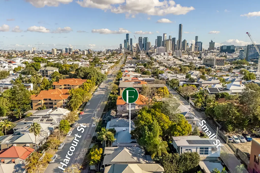 Teneriffe 5房  At the heart of the home is Queenslander Charm with Rare Dual-Street Frontage & Future Potential.