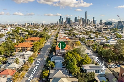 Teneriffe 5chambre At the heart of the home is Queenslander Charm with Rare Dual-Street Frontage & Future Potential.