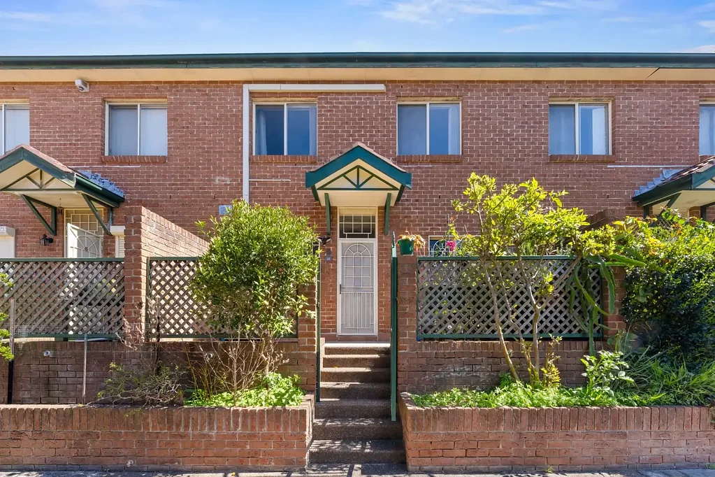 Enfield 3 Slaapkamer Modern Townhouse versatile home office/guest retreat basement