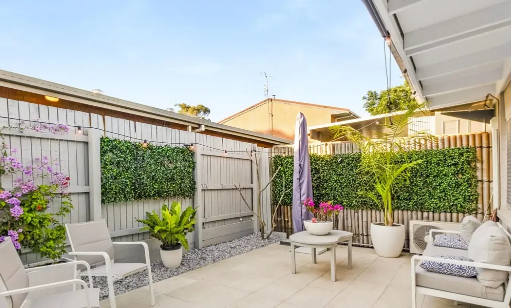 Maroochydore 1ห้องนอน Renovated with North-Facing Courtyard & Excellent Rental Return
