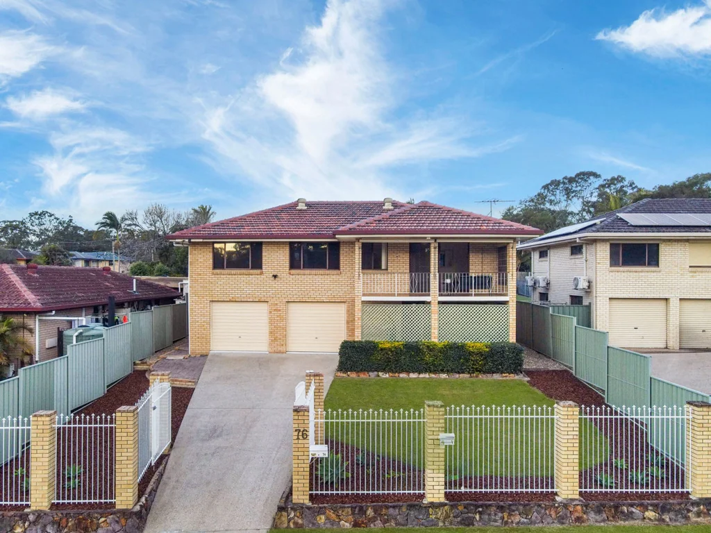 Albany Creek 3房 双层居住，毗邻公园，潜力无限 Elevated, Parkside Position & Endless Potential