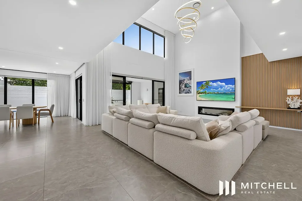 Hope Island 5chambre A Coastal Contemporary Showpiece of Scale, Luxury, and Effortless Entertaining