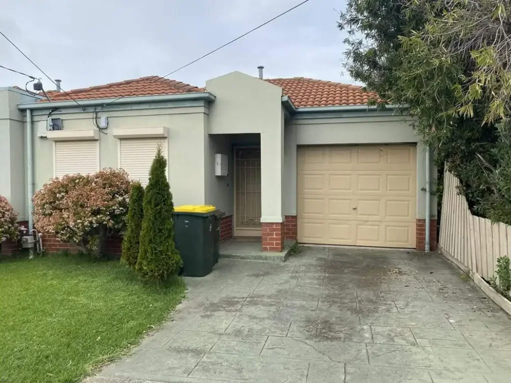 Charming 3-Bedroom Unit!!