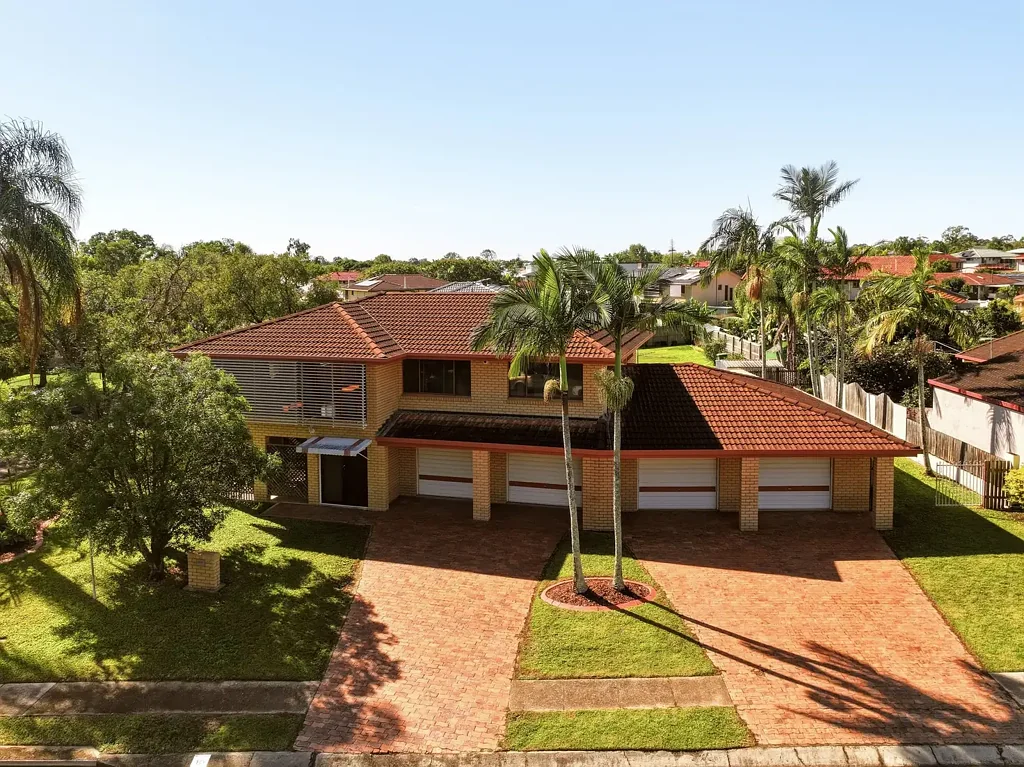 Carindale 3 Slaapkamer Family Home with Dual Living on a 682m2 Corner Block