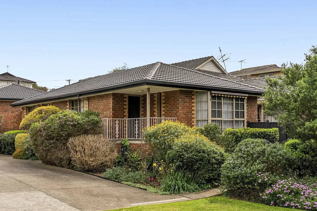 Strathmore 2房 超大别墅，带宽敞朝北庭院，坐拥珍贵公园旁地段 Oversized Villa with a Large North-Facing Courtyard in a Prized Parkside Setting