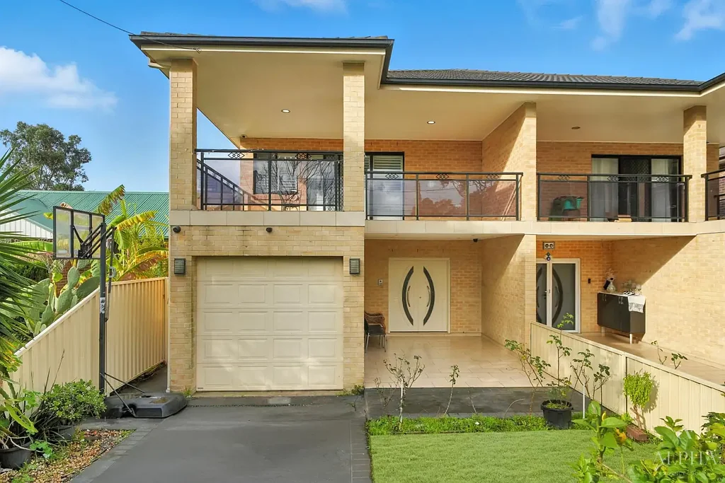 Villawood 5 Bedroom 🏡 Spacious Family Duplex on 431sqm Opposite the Park