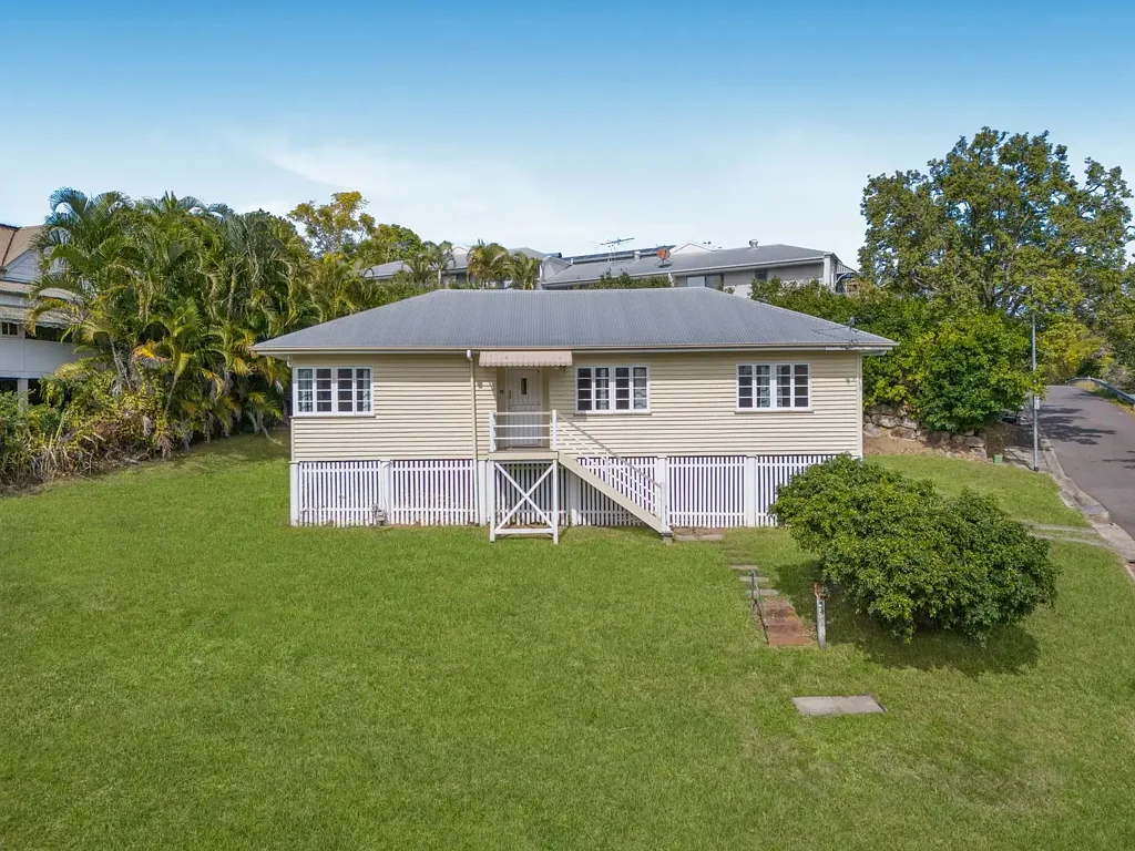 Indooroopilly 3कमरा Rare 526sqm corner site with LMR2 zoning