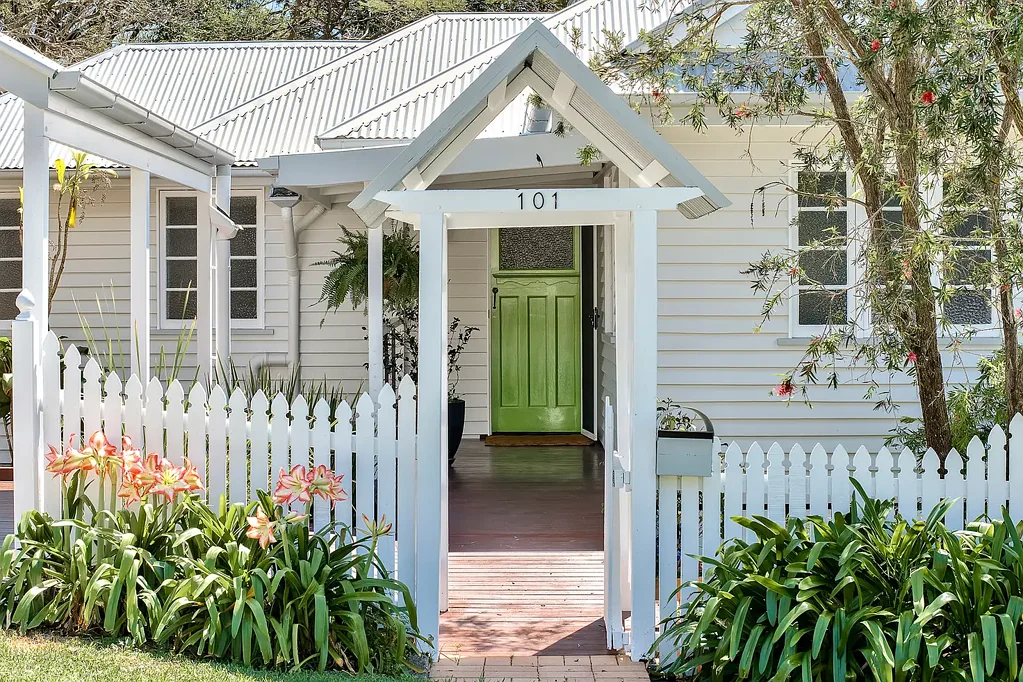 Bardon Oasis - Where outdoor living and entertaining is a dream!