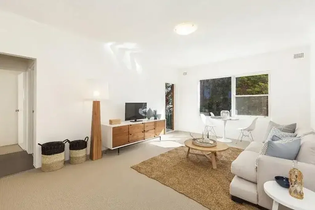 STUNNING LIGHT FILLED APARTMENT