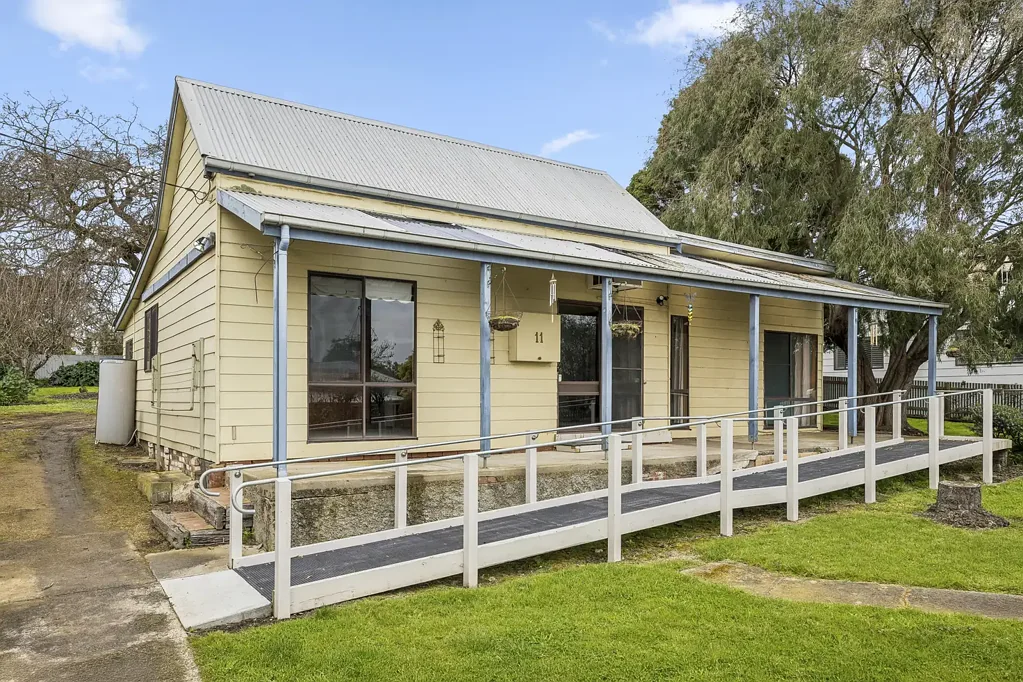 Camperdown 3બેડરૂમ Elevated Character Home with Space and Possibilities