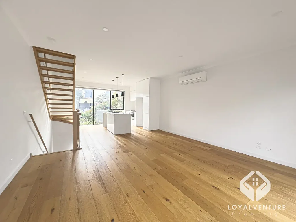 Luxurious Townhouse Lifestyle on the City Edge
