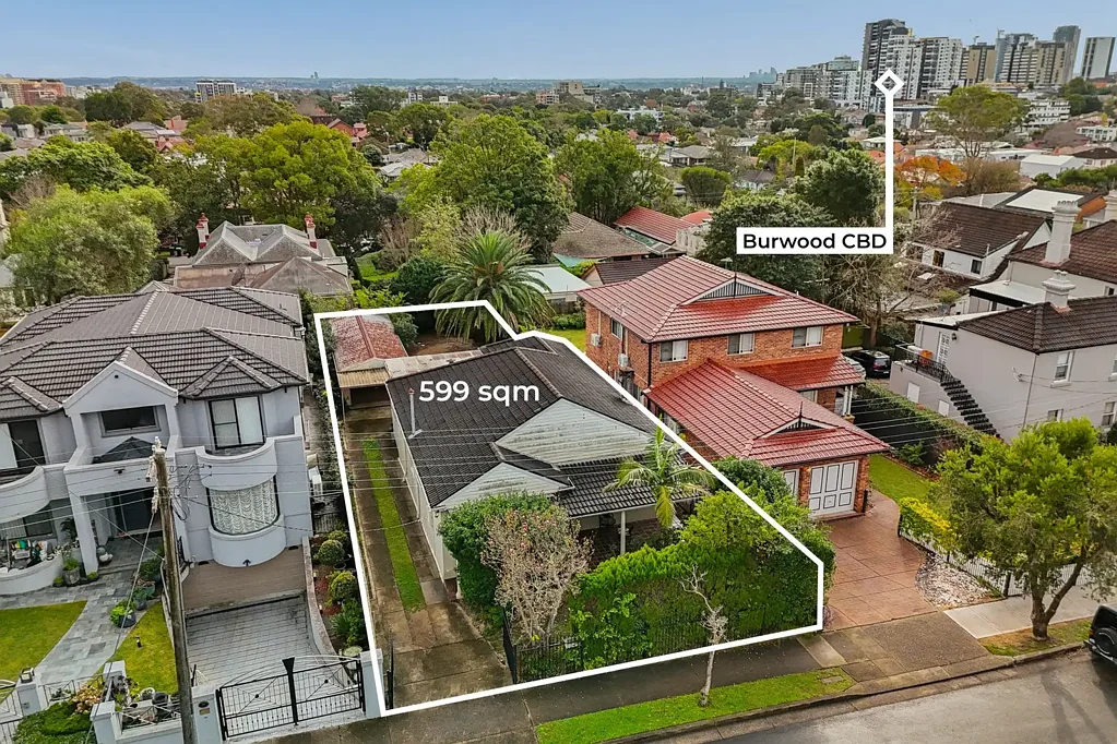 Strathfield 3房 全砖单层住宅 599m²珍稀地块 朝北朝向 三卧带灵活空间 高级花岗岩厨房 双居住区 朝北后院 附加工作室 傍近Golden Mile精英教育 Prestige parcel selling near land value | 'HA Design' Approved Luxury Tri-level Family Home