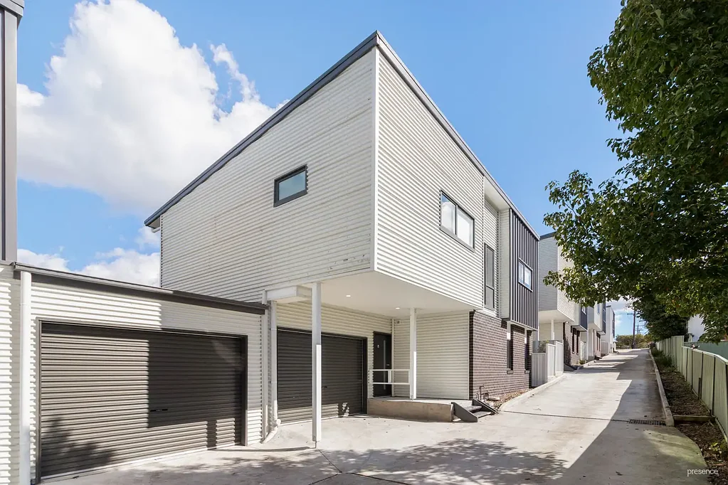 Elermore Vale 4ਬੈੱਡਰੂਮ One of two modern townhomes in connected location – ideal investors